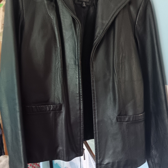JLC New York Outerwear leather jacket. Great condition. Slimming fit. Looks 😍 - Picture 9 of 11